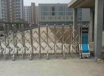 金華出安智能伸縮門安裝在萬泰龍乾府大門口展示