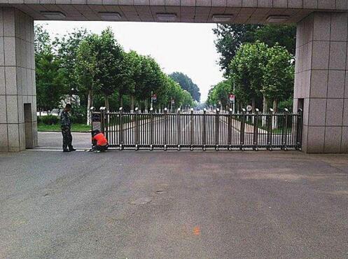 茂新熙悅府大門口電動(dòng)伸縮門由金華出安智能提供