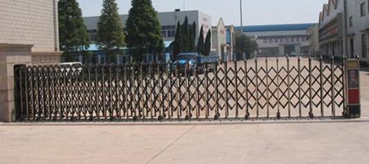 金華出安智能電動伸縮門安裝在金華恒鑫炊具有限公司大門口