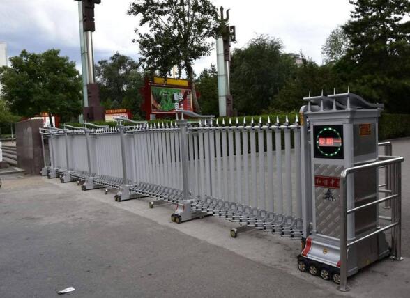 邯鄲出安智能電動伸縮門安裝在邯鄲城市發(fā)展投資集團有限公司大門口