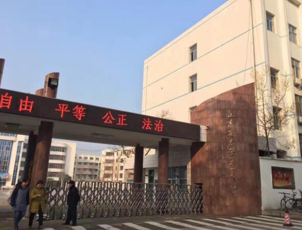 泰安出安智能為山東省泰安第一中學(xué)添上伸縮門(mén)