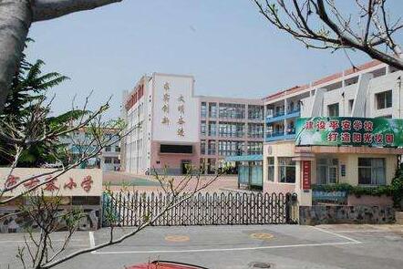 恭賀威海市古寨小學(xué)大門(mén)口安裝上威海出安智能伸縮門(mén)