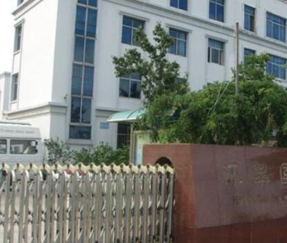 威海出安智能伸縮門成威海環(huán)翠國際中學大門口一道美景