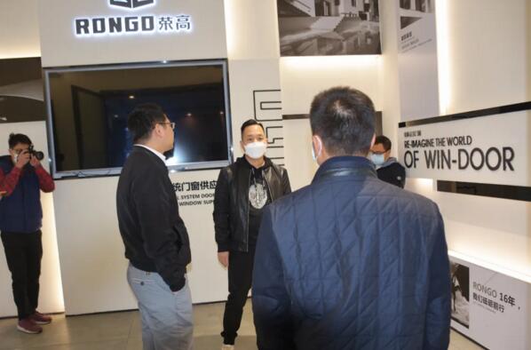 區(qū)、鎮(zhèn)政府領(lǐng)導(dǎo)蒞臨榮高門窗慰問走訪