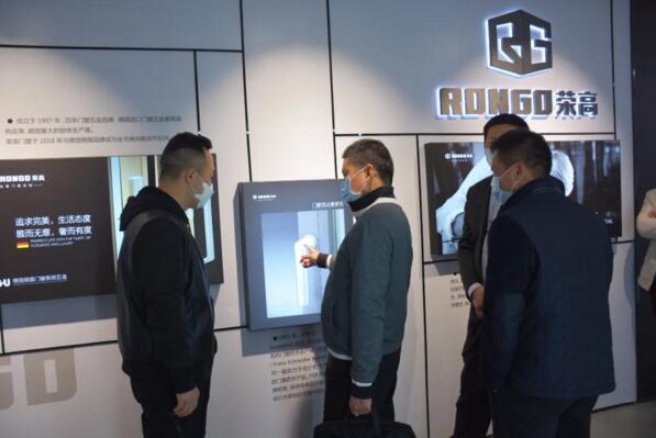 區(qū)、鎮(zhèn)政府領(lǐng)導(dǎo)蒞臨榮高門窗慰問走訪