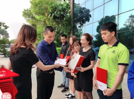 伸縮門(mén)總經(jīng)理黃榮志先生親自為優(yōu)秀員工頒發(fā)獎(jiǎng)項(xiàng)和獎(jiǎng)金