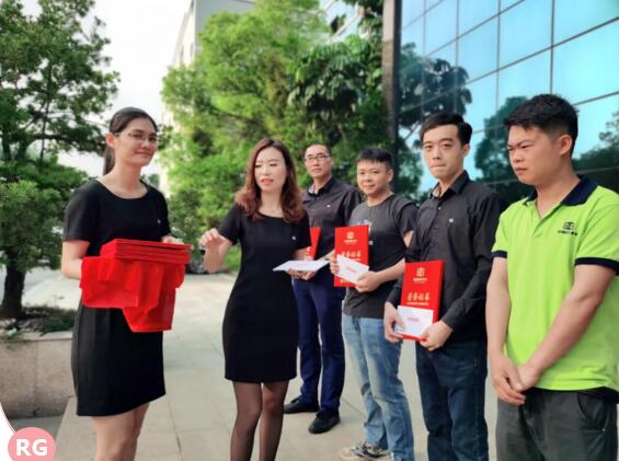 董事長(zhǎng)助理王歡歡女士為先進(jìn)工作者頒發(fā)證書(shū)