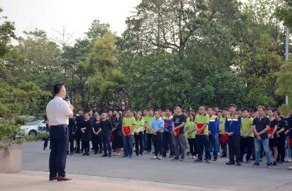 黃董表示，榮高門(mén)窗將為員工提供一個(gè)團(tuán)結(jié)奮進(jìn)，攜手并進(jìn)的平臺(tái)