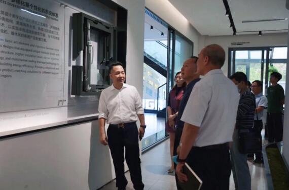 董事長(zhǎng)黃榮高先生為工作組展示了榮高門(mén)窗的爆品