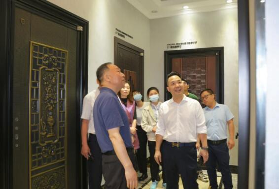 董事長(zhǎng)黃榮高先生為工作組展示了榮高門(mén)窗的爆品