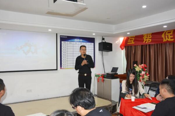 榮高門窗第九屆新商特訓(xùn)營(yíng)在榮高資深導(dǎo)師萬(wàn)超老師的帶領(lǐng)下進(jìn)入了激昂的開班典禮