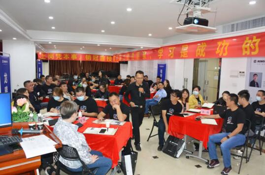 榮高門窗第九屆新商特訓(xùn)營(yíng)在榮高資深導(dǎo)師萬(wàn)超老師的帶領(lǐng)下進(jìn)入了激昂的開班典禮