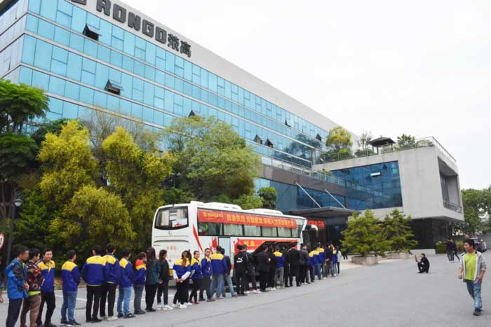 榮高門窗組織全體員工參加無償獻(xiàn)血獻(xiàn)愛心活動