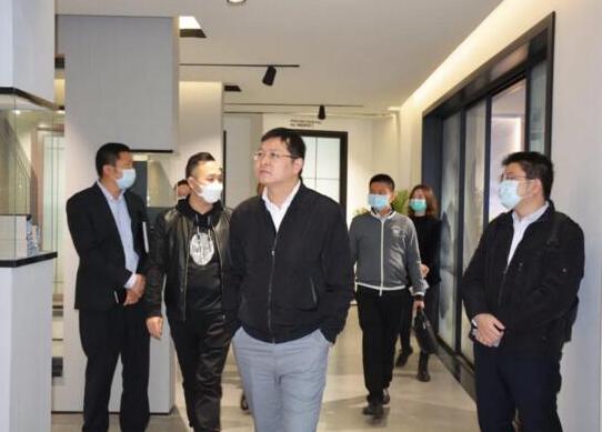 疫情期間，區(qū)、鎮(zhèn)政府領(lǐng)導(dǎo)蒞臨榮高門窗慰問(wèn)走訪，助力復(fù)工復(fù)產(chǎn)！