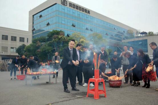 榮高開(kāi)門紅！2021繼續(xù)奮斗，勇往直前，創(chuàng)造更加燦爛的輝煌！