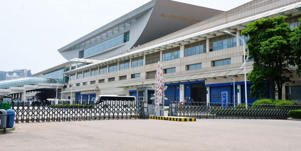 廈門國(guó)際會(huì)展中心伸縮門工程案例 - 中出網(wǎng)-智能出入口與停車充電門戶