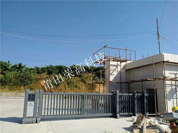 莆田洪奧集團分段平移門案例 - 中出網(wǎng)-智能出入口與停車充電門戶