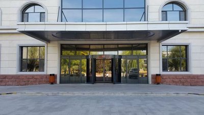 熱烈祝賀呼和浩特出安智能旋轉門進駐呼和浩特和林格爾蒙牛乳業(yè)