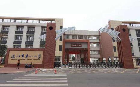 湛江出安智能電動伸縮門入選湛江市第八小學(xué)