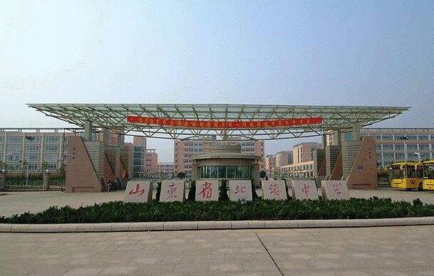 濱州出安智能伸縮門成山東省北鎮(zhèn)中學(xué)大門口一顆璀璨的明珠