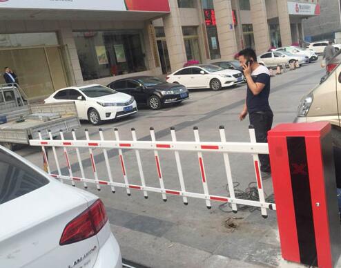 許昌怡通集團(tuán)欄柵道閘案例 - 中出網(wǎng)-智能出入口與停車(chē)充電門(mén)戶(hù)