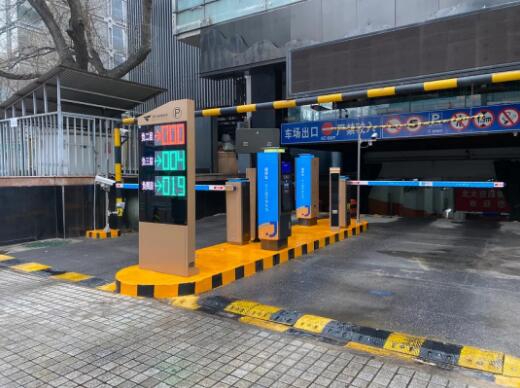 停車(chē)場(chǎng)出入口配置了捷順科技高端的H Plus智能車(chē)場(chǎng)設(shè)備