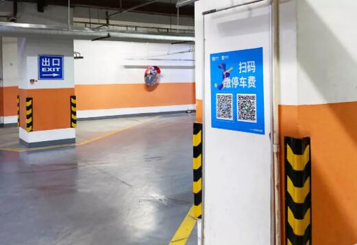 無(wú)牌車(chē)車(chē)主可掃描控制機(jī)上的動(dòng)態(tài)二維碼，順利實(shí)現(xiàn)出入場(chǎng)。