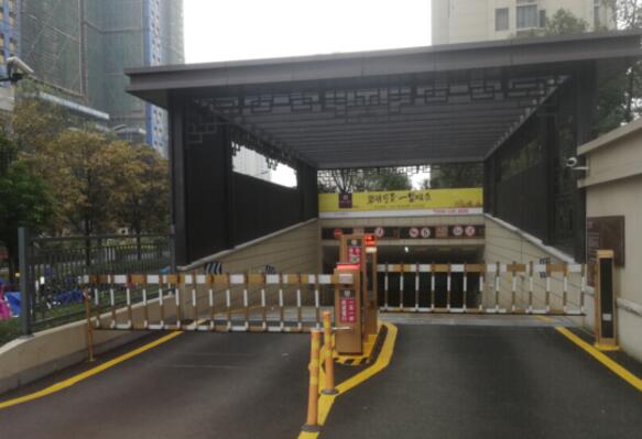 建發(fā)碧湖壹號停車場出入口