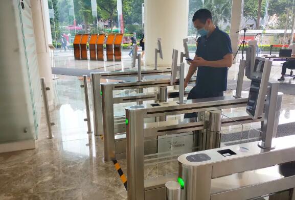 訪客直接線上填寫(xiě)預(yù)約信息和健康登記