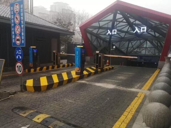 西北國(guó)金中心采用捷順無(wú)人值守解決方案的另一套產(chǎn)品組合——捷停車·云托管