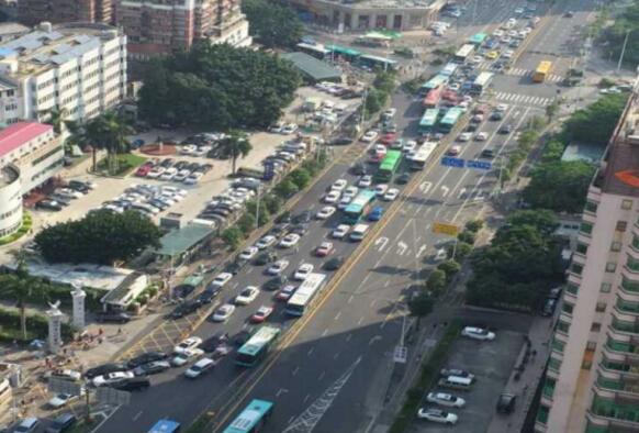 部分醫(yī)院早高峰排隊鳥瞰