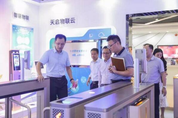 李喻春一行先后參觀了捷順科技智慧停車運營中心和公司展廳
