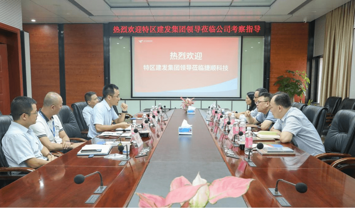 捷順科技總經(jīng)理趙勇、副總經(jīng)理何軍向李喻春一行作了工作匯報