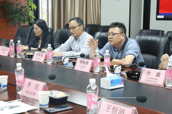 捷順科技總經(jīng)理趙勇、副總經(jīng)理何軍向李喻春一行作了工作匯報