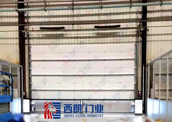 南通帶抗風(fēng)背筋的工業(yè)提升門