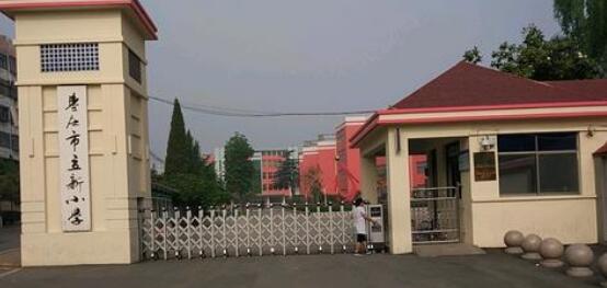 棗莊市立新小學(xué)與棗莊出安智能再度合作引進(jìn)伸縮門