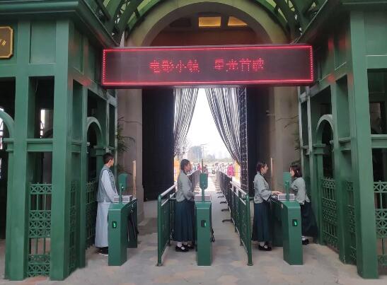 建業(yè)·華誼兄弟電影小鎮(zhèn)開門迎客，富士智能人臉識別通道管理系統(tǒng)大放異彩！