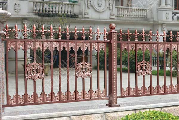 揭陽寶德時(shí)代華府圍墻護(hù)欄案例 - 中出網(wǎng)-智能出入口與停車充電門戶