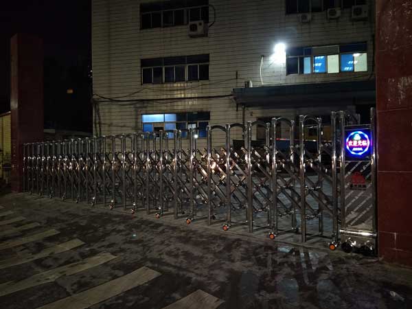 通遼市水泥制品廠伸縮門案例 - 中出網(wǎng)-智能出入口與停車充電門戶