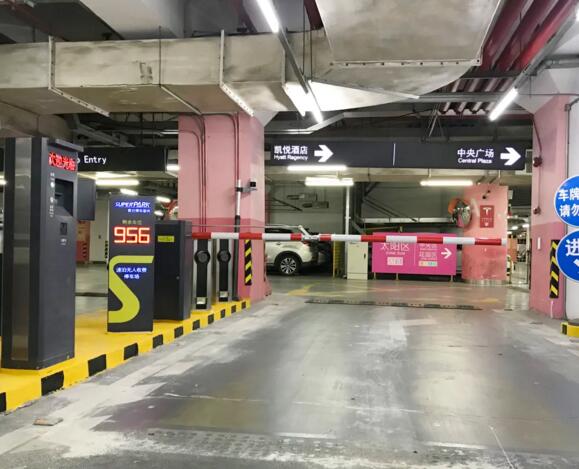 科拓?zé)o人收費(fèi)停車(chē)場(chǎng)