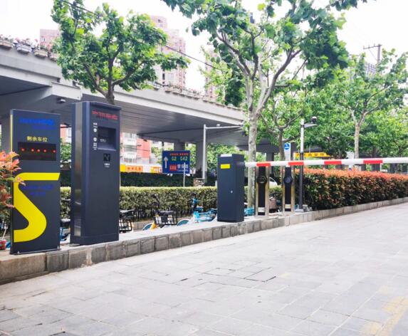 科拓?zé)o人收費(fèi)停車(chē)場(chǎng)