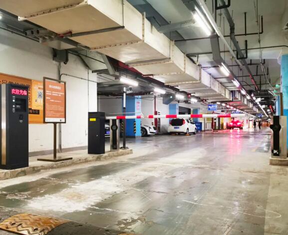 科拓?zé)o人收費(fèi)停車(chē)場(chǎng)