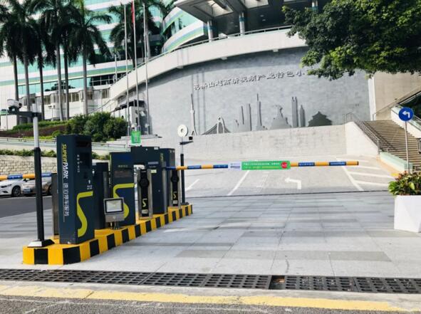 花果山小鎮(zhèn)停車場5個通道均采用了自帶“車臉識別”功能的視頻免取卡收費系統(tǒng)