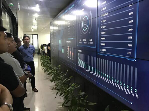 招商負(fù)責(zé)人進(jìn)東總帶領(lǐng)一行人參觀建筑面積5000+平方米的科拓總部