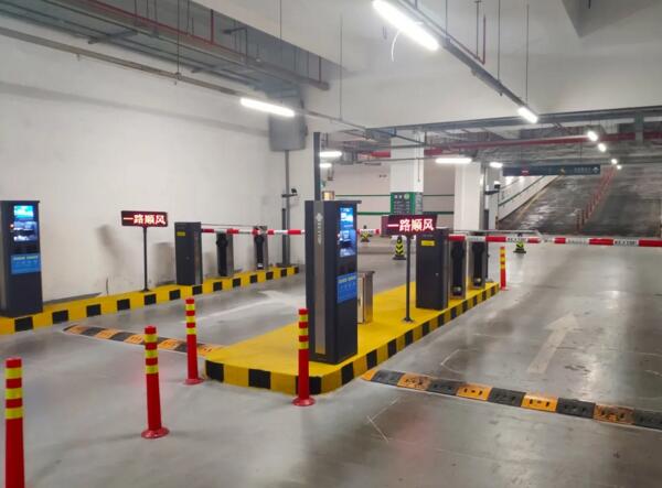 虹橋天地、龍湖天街以及虹橋萬科停車場出入口均采用車牌識別
