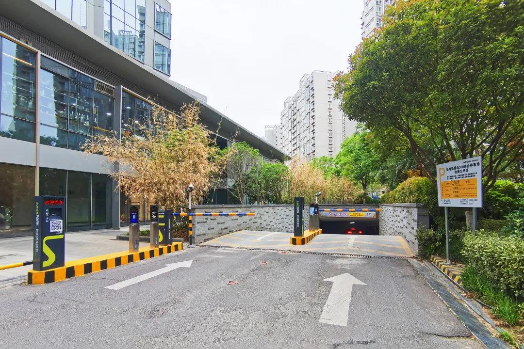 綠地新都會(huì)·新田360廣場(chǎng)便啟用了科拓·速泊停車服務(wù)