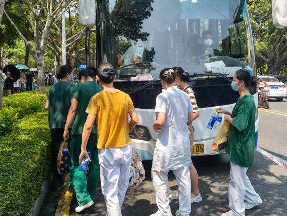 進社區(qū)，送溫暖