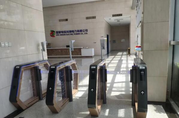 道爾智控四臺速通門+三臺人臉識別測溫一體機