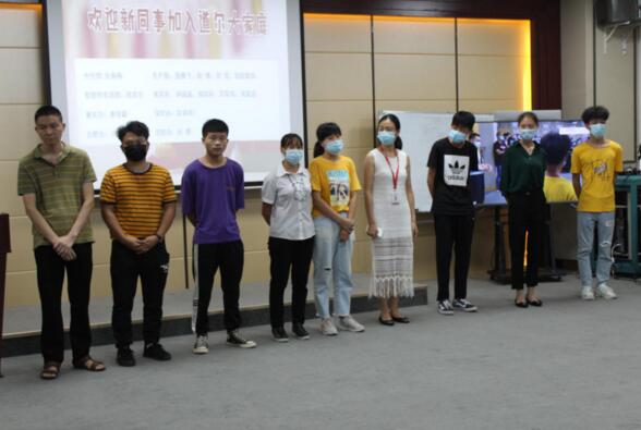 王總的簡(jiǎn)短講話(huà)為生日會(huì)揭開(kāi)序幕