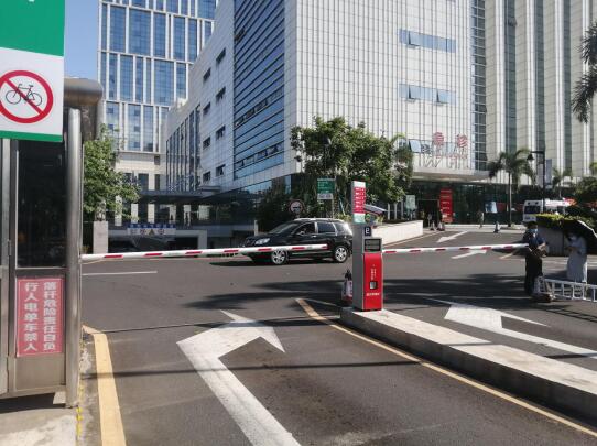 醫(yī)院選用了道爾恭三一體機6進6出+車位引導系統(tǒng)